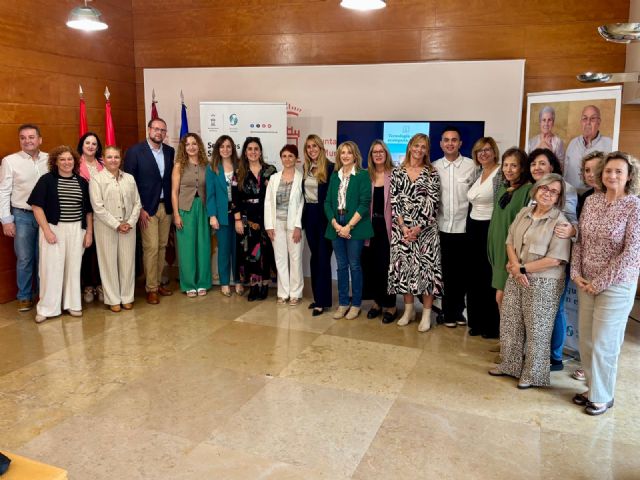 Murcia celebra los 30 años del servicio municipal de Teleasistencia con una campaña que pone rostro y voz a quienes hacen posible el servicio y a las personas que lo reciben