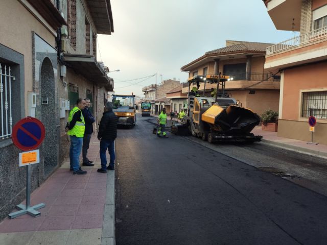 El Ayuntamiento renueva el asfalto en la calle Las Casas de Sangonera la Verde mejorando la seguridad de los usuarios