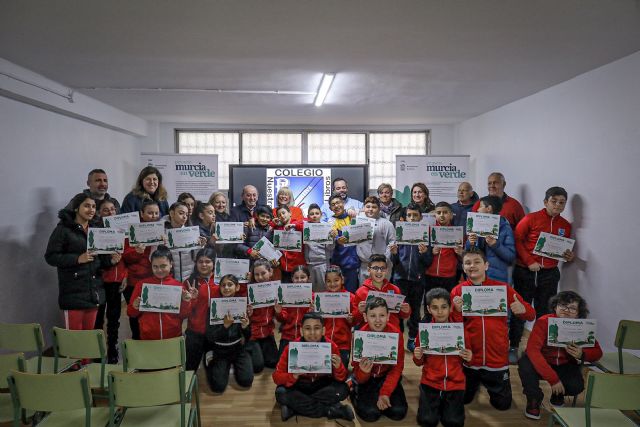 Los alumnos del Colegio Nuestra Señora de los Buenos Libros reciben los nuevos diplomas de la campaña de sensibilización medioambiental