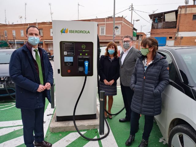Murcia estrena seis nuevos cargadores para vehículos eléctricos junto a paradas de taxis