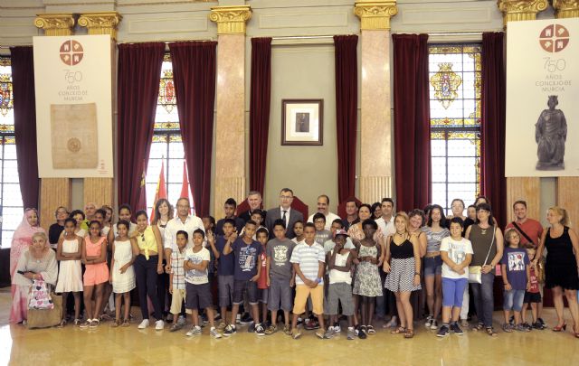 El Salón de Plenos se abre para 23 niños saharauis de los campamentos de Tindouf y sus familias murcianas de acogida