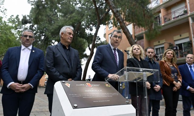 El Ayuntamiento homenajea al Real Murcia Imperial en su centenario con un monolito en el lugar donde nació su historia