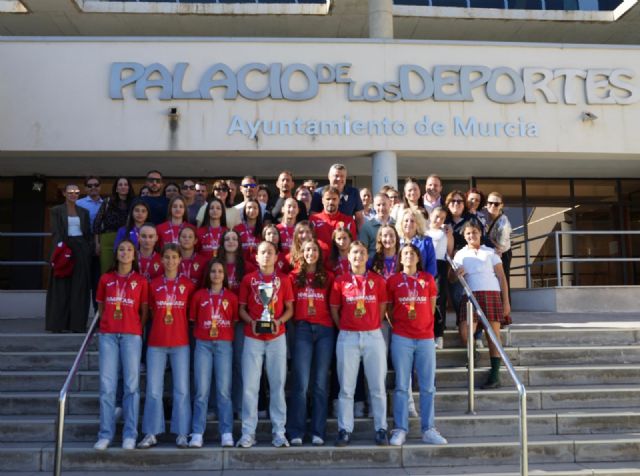 El Ayuntamiento de Murcia reconoce al Real Murcia B Femenino tras proclamarse campeón del Trofeo Internacional Torrevieja Cup