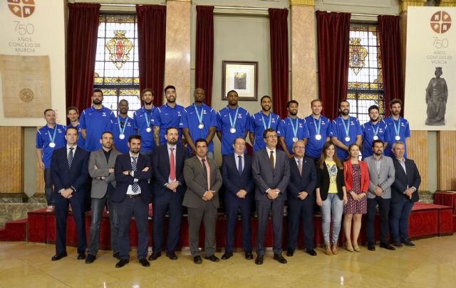 José Ballesta a los jugadores del UCAM CB: 'Para Murcia, vuestra medalla es de oro'