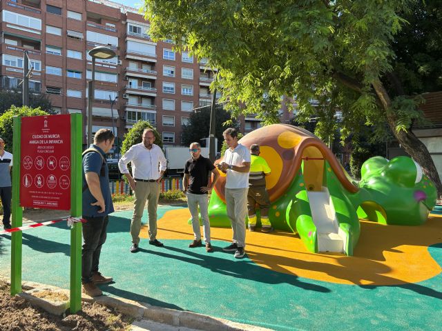 El Ayuntamiento renueva la zona infantil de la Plaza Circular