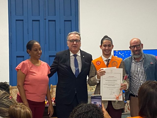 La UCAM gradúa a una nueva promoción en economía y marketing en La Habana