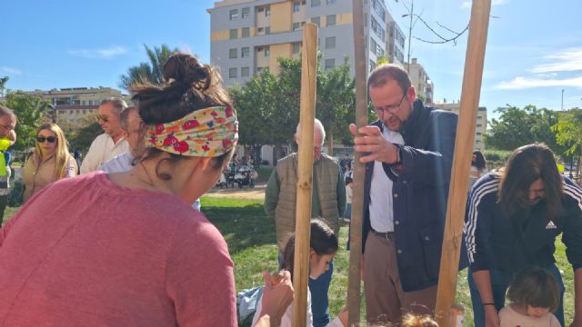 El Jardín de la Asociación Española Contra el Cáncer, en Santiago y Zaraiche, contará con nuevo arbolado gracias a una nueva actividad vecinal del Plan Foresta