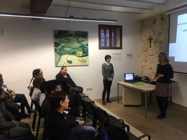 Derechos Sociales imparte un curso de igualdad de género y prevención de violencia machista a los alumnos de la Escuela de Hostelería de Cáritas