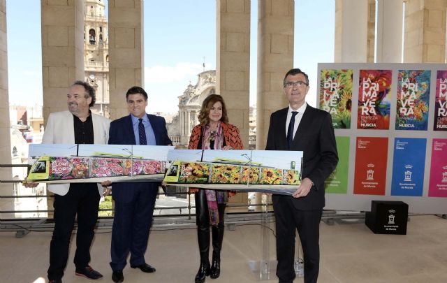 Los Muher traen la primavera a Murcia con una obra de arte urbano en movimiento que vestirá el Tranvía durante las fiestas
