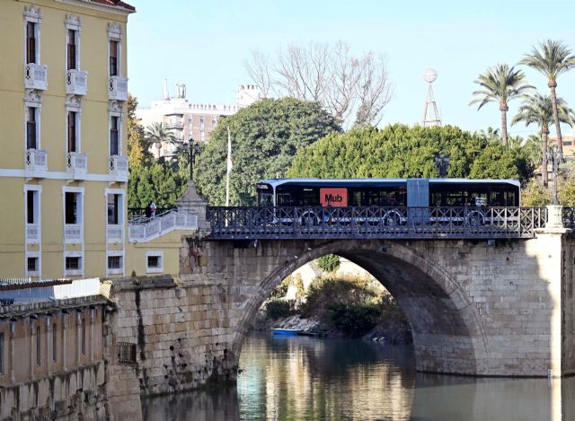 El transporte público vuelve a marcar récord y supera los 160.000 viajeros entre Bando y Entierro de la Sardina