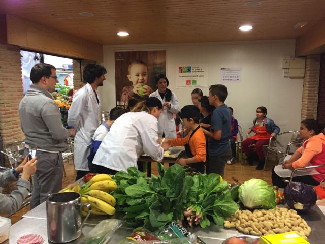 Más de 3.000 alumnos aprenden a comprar, cocinar y comer en el taller del Aula de la Salud, los Sentidos y la Sostenibilidad de la Plaza de Abastos de Verónicas