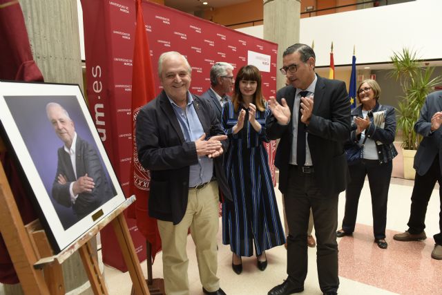 El retrato de José Manuel Palazón ya está en la Galería de Defensores Universitarios de la UMU
