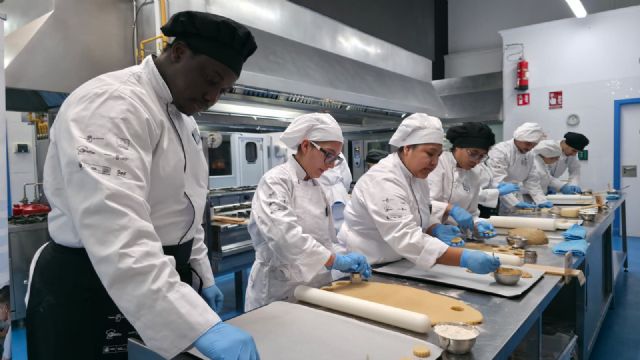 Murcia impulsa una Navidad solidaria: 4.000 dulces a cambio de juguetes para los ni&ntilde;os