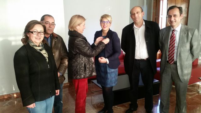 Noelia Arroyo se reúne con los miembros de la Cofradía del Santísimo Cristo de la Salud de Murcia