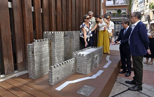 Murcia incorpora una maqueta tiflológica de la muralla árabe para acercar su historia a todos los sentidos