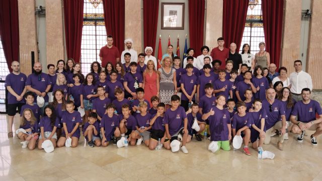 Monitores y jóvenes participantes de las XXXVI Jornadas de Formación en Hemofilia visitan el Ayuntamiento de Murcia