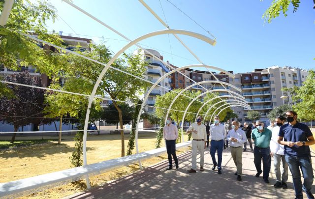 260 árboles y 4 pérgolas vegetales en el jardín de la avenida Antonio Martínez Guirao de Santiago y Zaraiche protegerán del sol a las familias