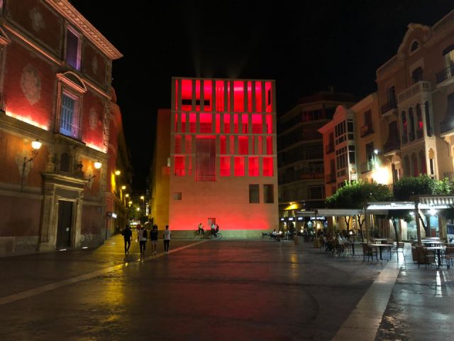 El Ayuntamiento se suma a las reivindicaciones del sector cultural y de eventos iluminando de rojo el edificio anexo