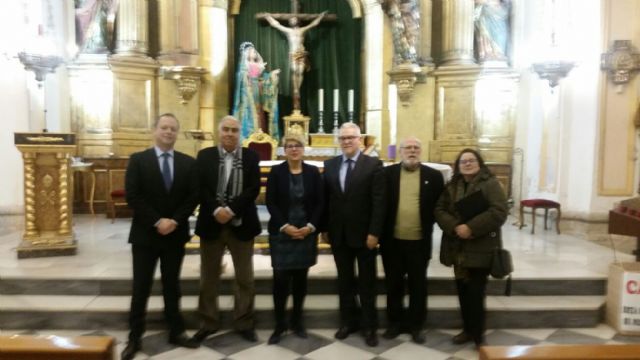 Noelia Arroyo visita en la iglesia de San Pedro de Murcia a la Cofradía del Santísimo Cristo de la Esperanza