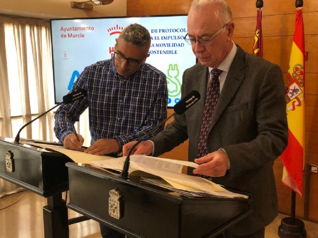 Ayuntamiento y usuarios de vehículos eléctricos irán de la mano para impulsar la movilidad sostenible en el municipio