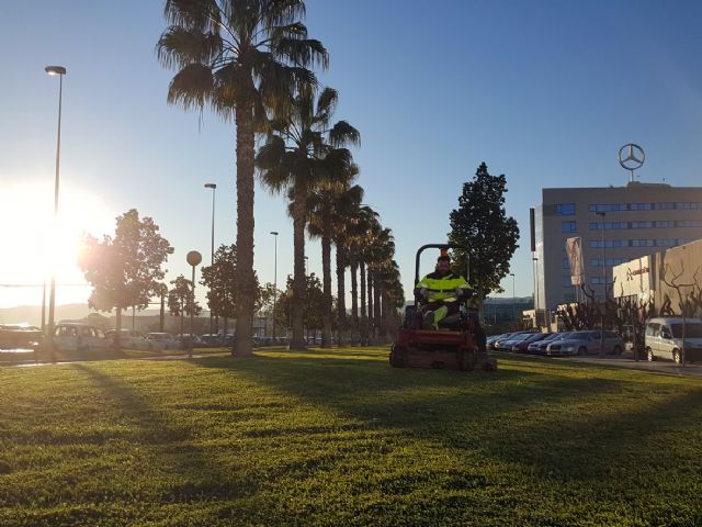 El Ayuntamiento aumenta la frecuencia de la siega del césped de las praderas verdes de Murcia