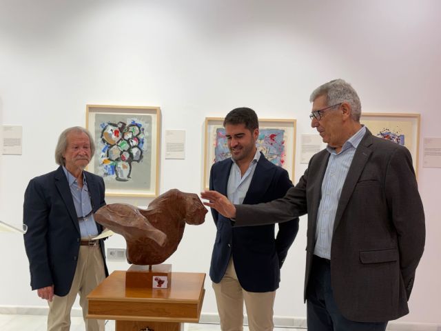 El escultor José Toledo dona al Ayuntamiento de Murcia la obra 'Paso de danza', una de las piezas más destacadas de su exposición 'Figuración renovada'