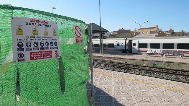 El PSOE denuncia el maltrato del gobierno de Rajoy a los viajeros de El Carmen que soportan a la intemperie la llegada de los trenes