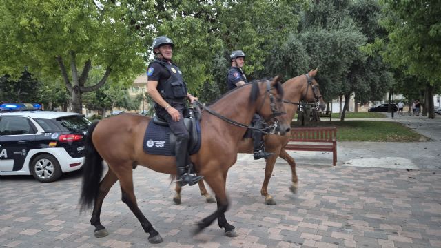 El Ayuntamiento de Murcia blinda los parques y jardines de pedanías con patrullas policiales a pie, en coche y a caballo