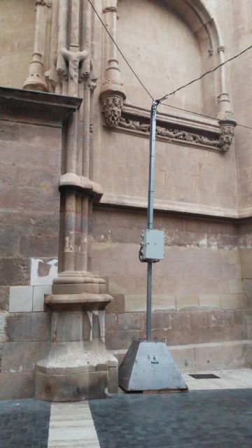 Huermur denunciará al Ayuntamiento si no retira los cables y postes eléctricos de las fachadas de la Catedral