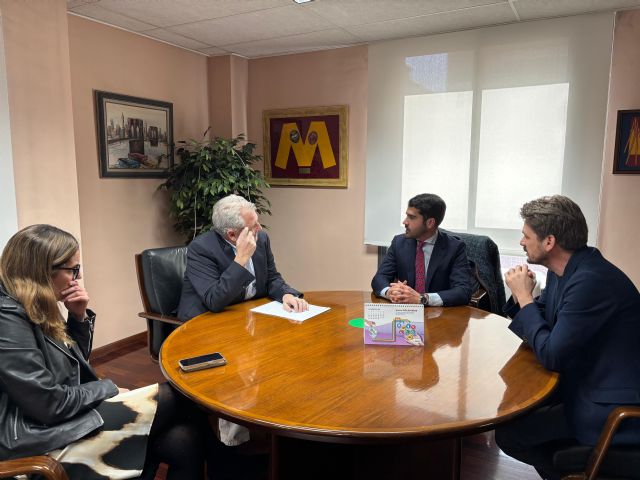 El Museo Ramón Gaya acerca la obra del artista a personas con discapacidad visual a través del Braille y el audiolibro