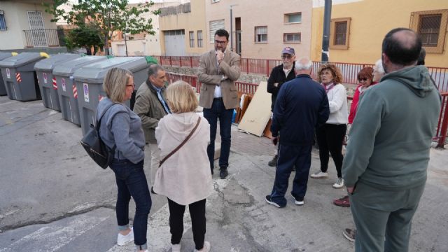 Los vecinos de La Alberca trasladan al Grupo Socialista su malestar por la falta de limpieza y la acumulación de residuos