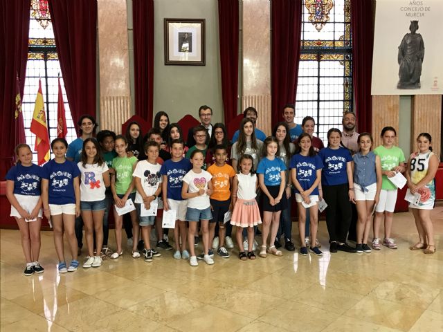 Los alumnos del colegio Nuestra Señora de la Consolación llevan sus ´Cometas de Esperanza´ al Ayuntamiento