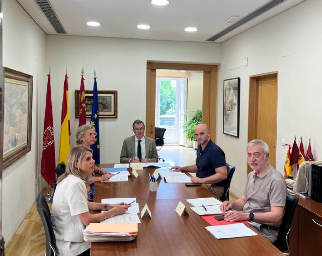 El alcalde informa a los portavoces de la creación del Grupo Operativo frente a las olas de calor