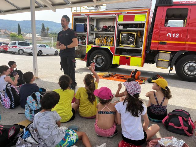 Bomberos de Murcia visitan la Escuela de Verano del centro deportivo Verdolay