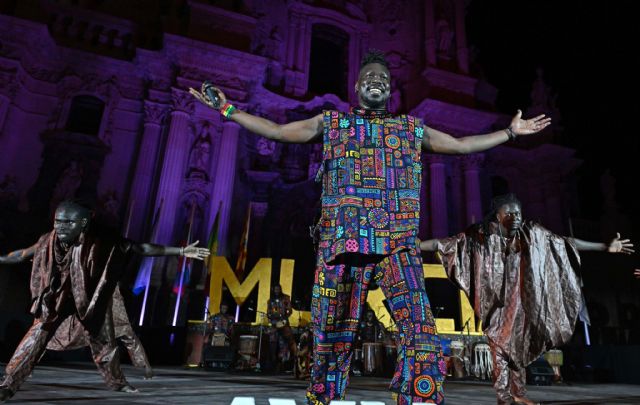 El Festival Internacional de Folklore del Mediterráneo cierra su 57° edición con la participación de 400 artistas, danzas de todo el mundo y un cierre pirotécnico frente a la Catedral
