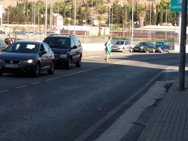 El PSOE exige pasos para peatones que 'se juegan la vida' al cruzar la antigua carretera de Alicante que es travesía en El Esparragal