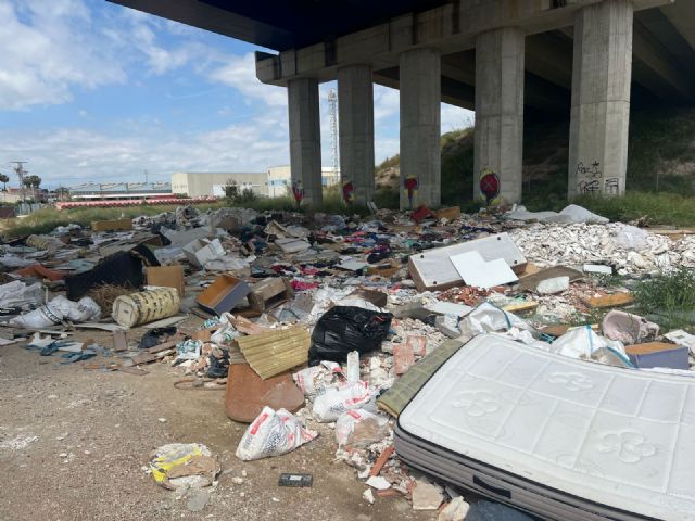 El PSOE reclama un punto público de recogida de escombros ante la proliferación de vertidos ilegales en las pedanías