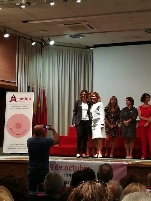 La Asociación Amiga impone el 'Lazo Rosa' a los concejales Jesús Pacheco y Conchita Ruiz