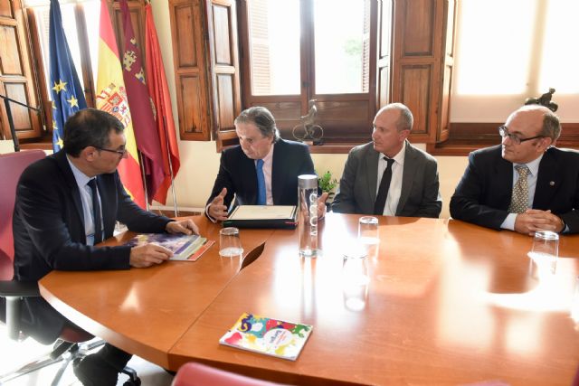 La Universidad de Murcia recibe una distinción por su política de Responsabilidad Social Corporativa