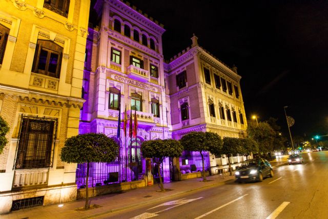 La Universidad de Murcia se tiñe de violeta con motivo del 25N