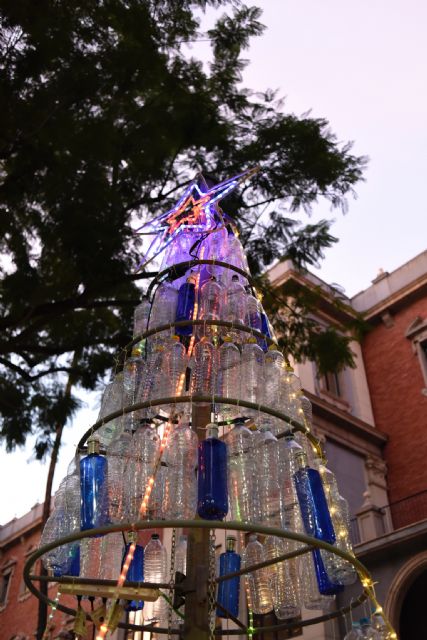 La Universidad de Murcia monta dos árboles de Navidad con botellas de plástico para concienciar del impacto medioambiental