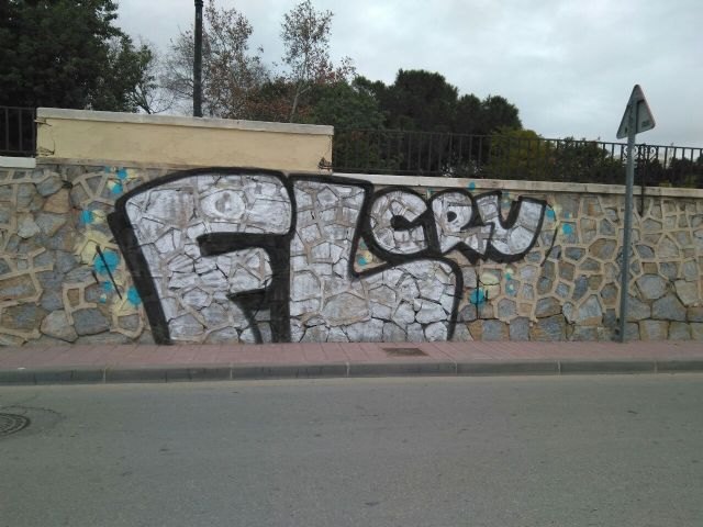 Huermur denuncia en la policía las pintadas del paseo del Malecón