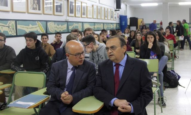 El consejero de Hacienda y Administraciones Públicas ofrece una conferencia sobre los retos de la economía regional