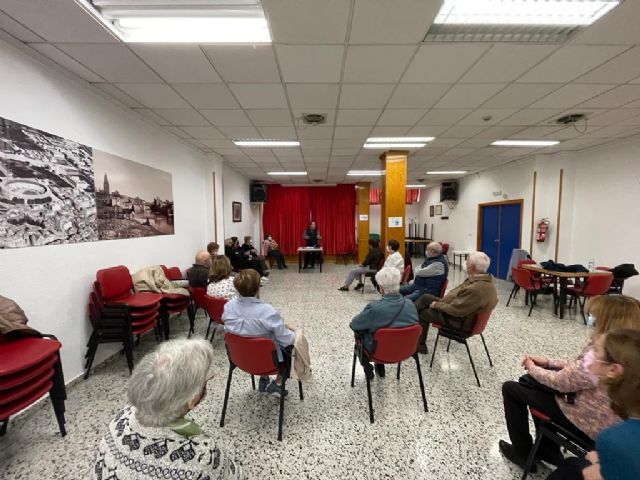 Los usuarios de los centros de mayores ya disfrutan de los cursos y talleres sobre envejecimiento activo y salud emocional