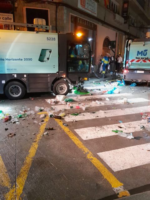 El Servicio de Limpieza Viaria recoge más de 70.000 kilos de residuos durante el día del Bando de la Huerta