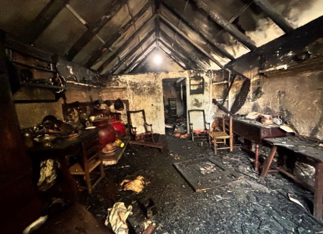 Vox visita la peña la crilla y exige al gobierno municipal la reconstrucción de lo que ha destruído el fuego