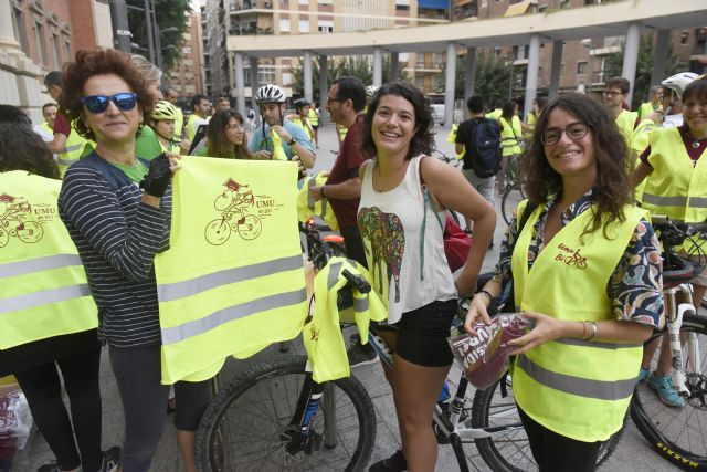 Un centenar de personas sube al Campus de Espinardo en bicicleta