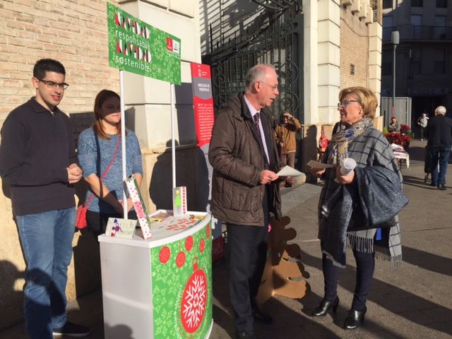 Una campaña informativa recorre las plazas de abastos del municipio para aconsejar sobre el consumo ambiental responsable en Navidad
