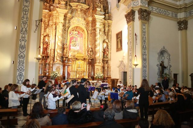 Alumnos de los Talleres Orquestales de la UCAM deleitan con su música navideña