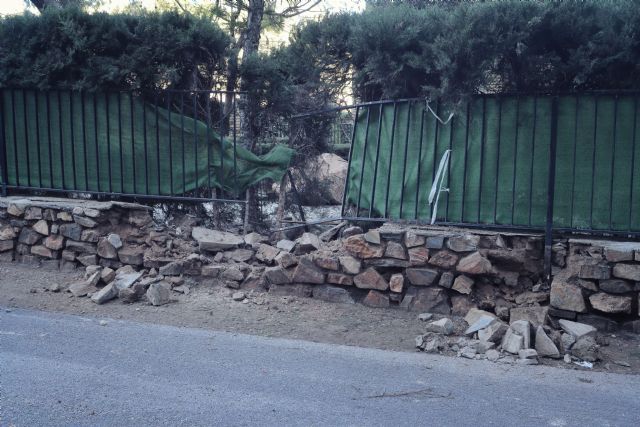 El presidente de la Junta de Santo Ángel muestra su malestar al no encontrar respuesta ni solución a los desprendimientos de rocas